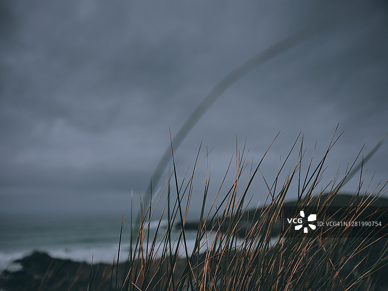 阴沉多雨的秋日康沃尔郡纽基小菲斯特拉尔海滩景色图片素材