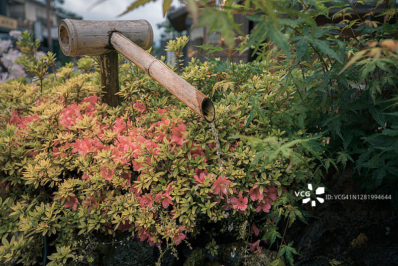 日本城市街道上的日式传统竹制滴水图片素材