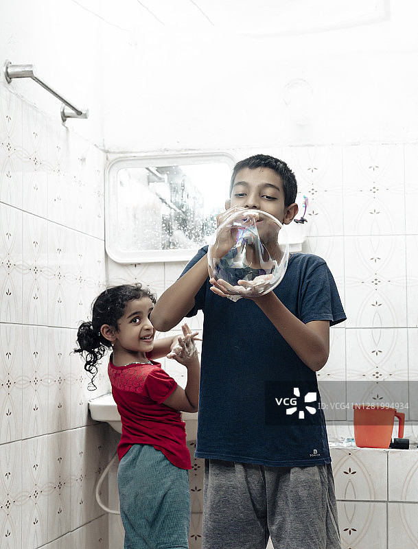 兄妹玩肥皂泡图片素材