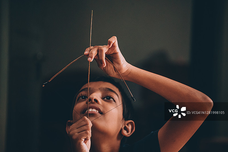 男孩玩弓箭图片素材