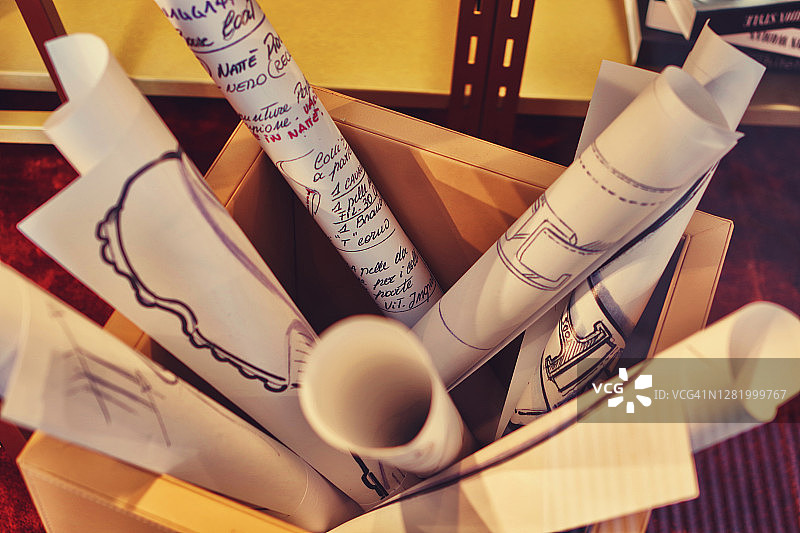 卷起的建筑图纸的完整画面图片素材