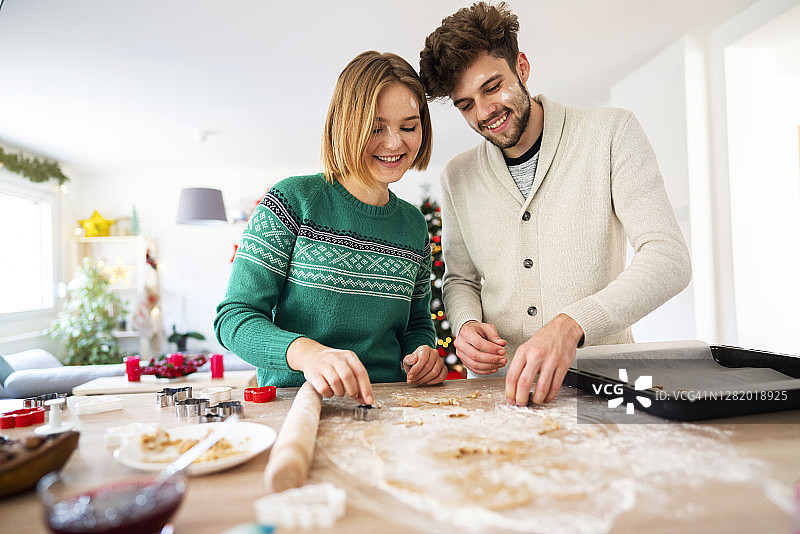 年轻夫妇一起烘焙圣诞甜点图片素材