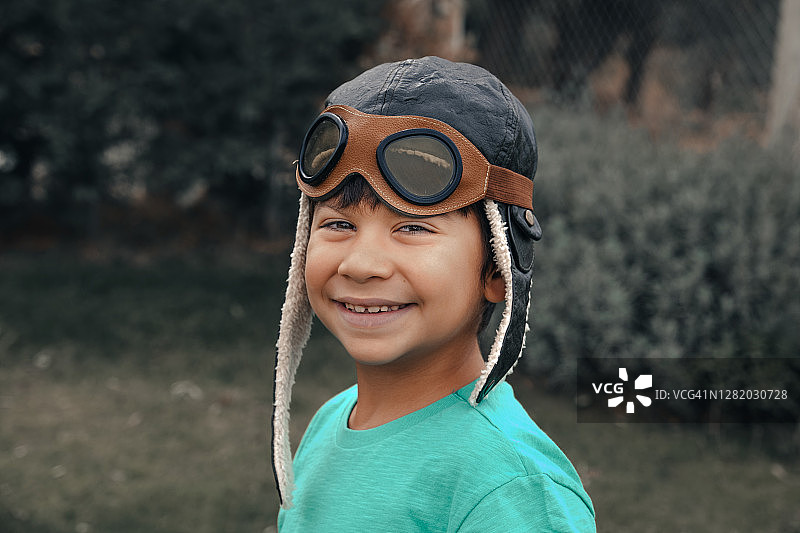 戴复古飞行员帽的小男孩图片素材