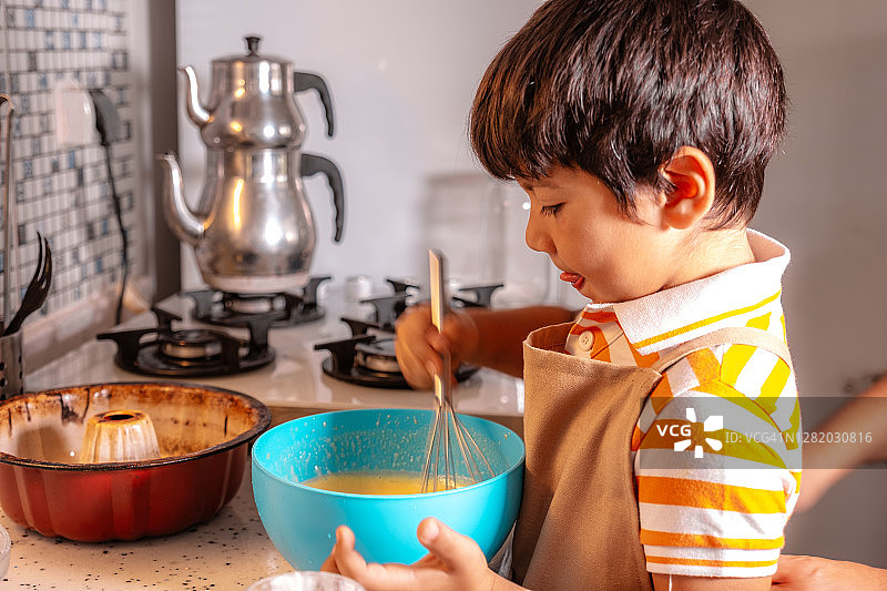 小男孩做蛋糕图片素材