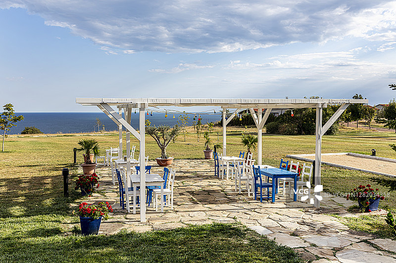 白天希腊风格的户外餐厅图片素材