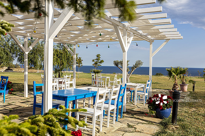 白天希腊风格的户外餐厅图片素材