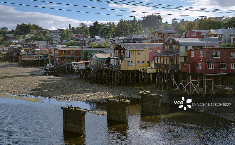 智利奇洛埃岛卡斯特罗低潮时分的传统高跷木屋图片素材