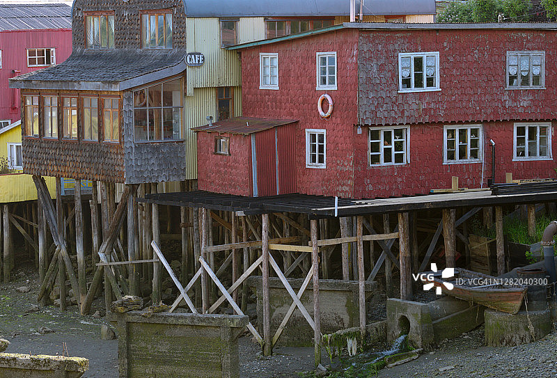 智利奇洛埃岛卡斯特罗低潮时分的传统高跷木屋图片素材