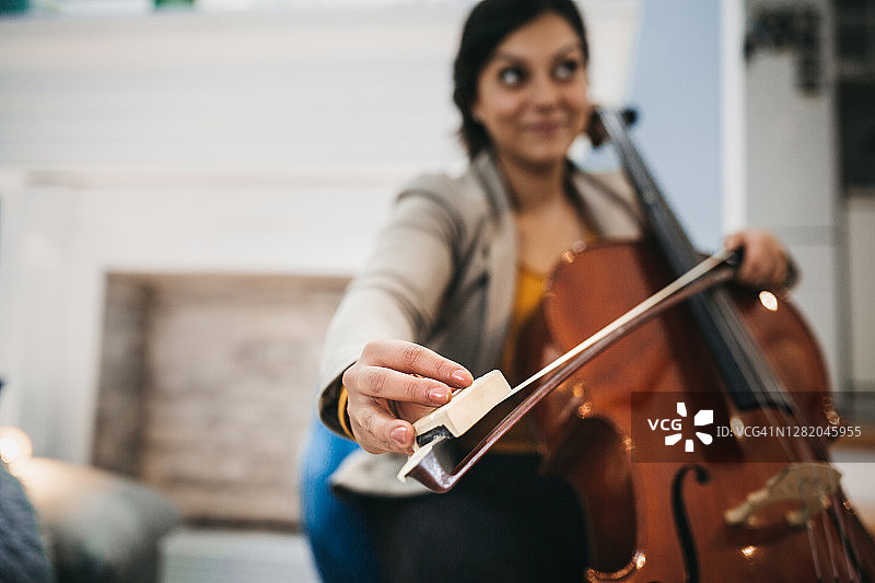 大提琴手准备琴弓图片素材