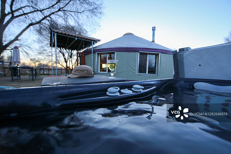 从热水浴缸内看向科罗拉多州霍奇基斯蒙古包的视角图片素材