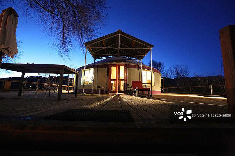 科罗拉多州霍奇基斯夜空下的明亮蒙古包图片素材