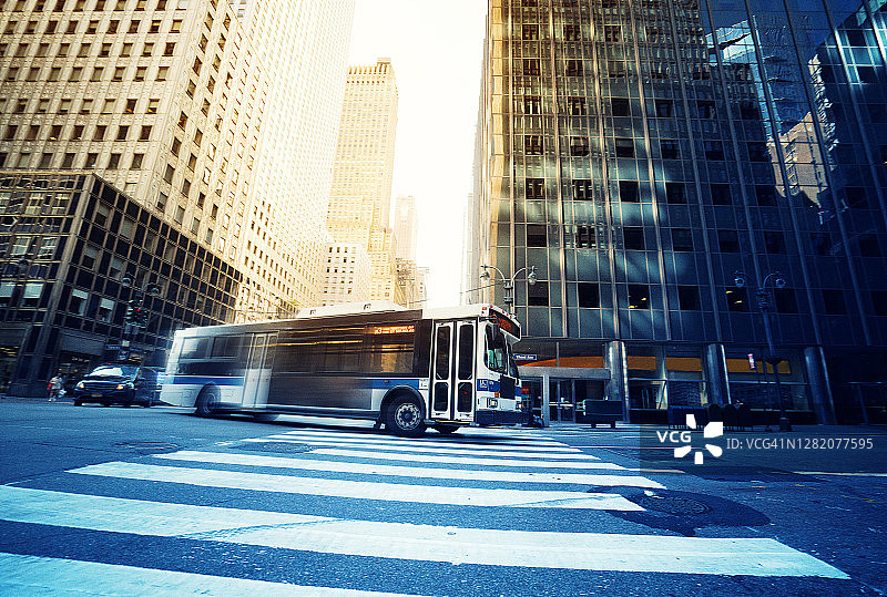 纽约曼哈顿的公共巴士转弯图片素材