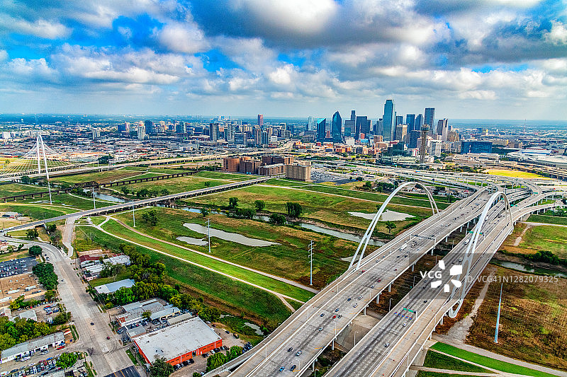 通往德克萨斯州达拉斯市中心的桥梁图片素材