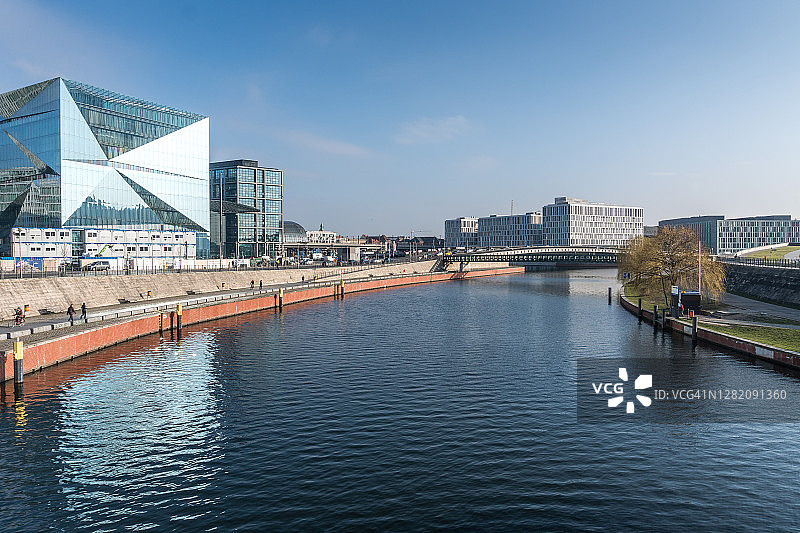 柏林米特区施普雷河沿岸建筑图片素材