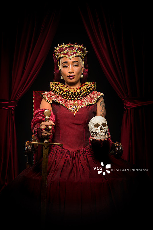 身着欧式礼服的非洲女王女人肖像图片素材