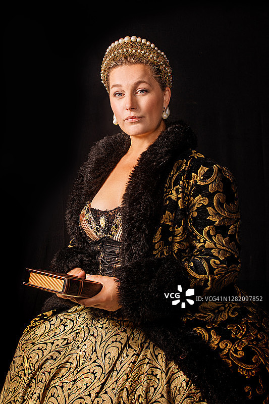 影棚拍摄的历史女王角色图片素材