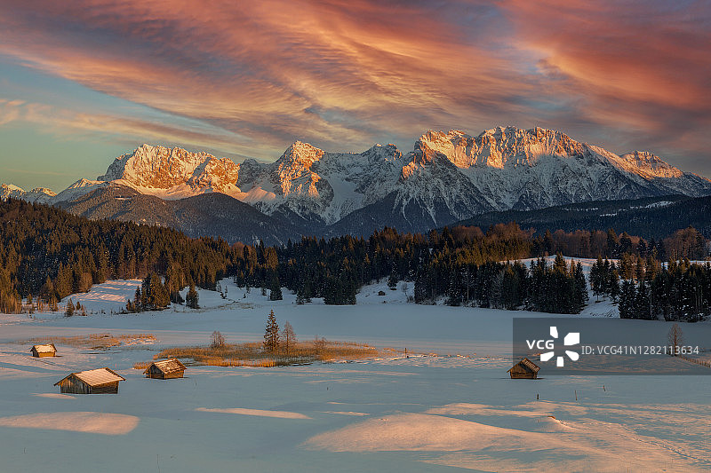 阿尔卑斯山格罗尔德湖的魔幻日出-卡尔文德尔山景观，加米施-帕滕基兴图片素材