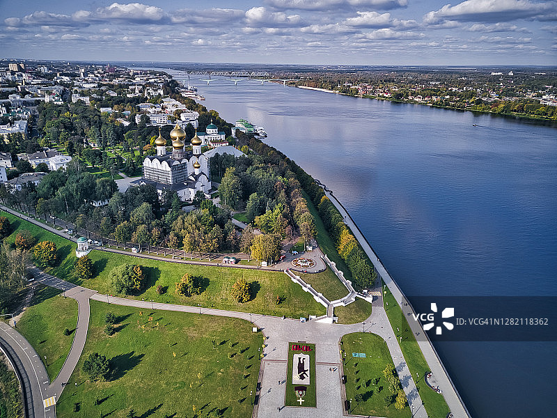 俄罗斯雅罗斯拉夫尔伏尔加河畔的斯列尔卡公园和圣母升天大教堂鸟瞰图片素材