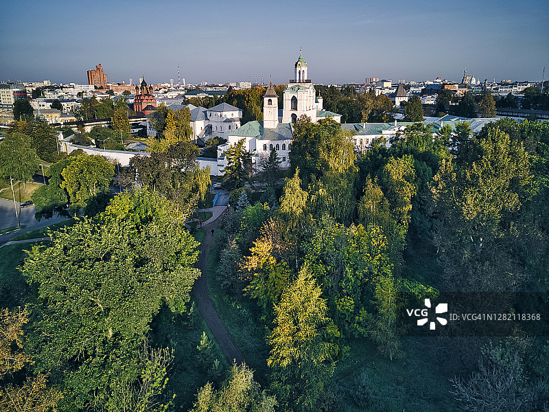 俄罗斯雅罗斯拉夫尔博物馆保护区和斯帕索-普列奥布拉任斯基修道院鸟瞰图图片素材