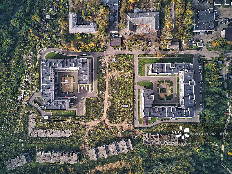 俄罗斯谢尔吉耶夫镇贝瑟尼池塘旁的住宅楼图片素材