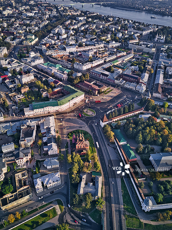 晴朗的亚罗斯拉夫尔市和伏尔加河航拍，俄罗斯图片素材