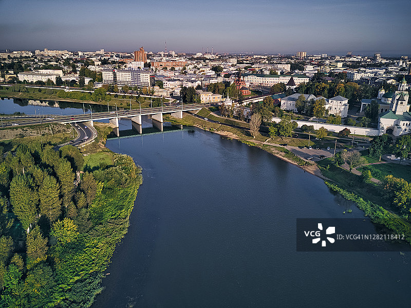 俄罗斯雅罗斯拉夫尔市，科托罗斯尔河上的桥梁鸟瞰图片素材
