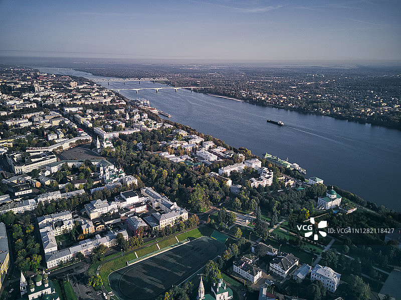俄罗斯雅罗斯拉夫尔市伏尔加河大桥鸟瞰图图片素材