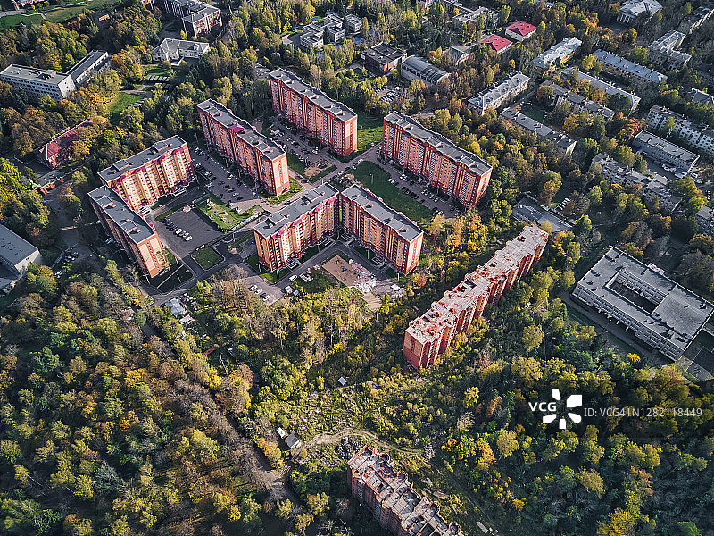 住宅楼周围的树木城市景观图片素材