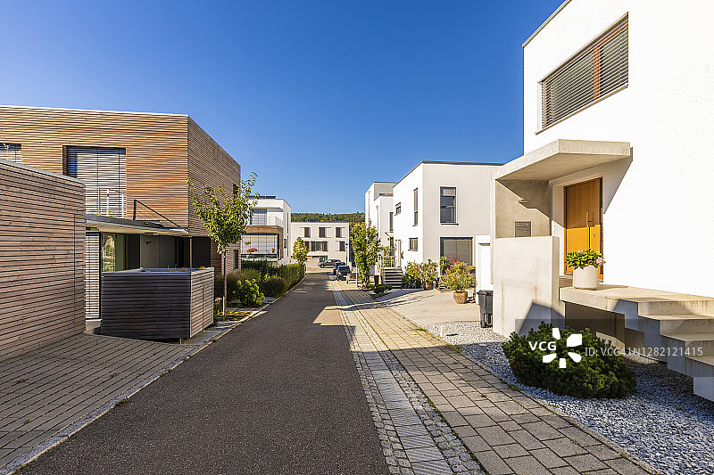 德国巴登-符腾堡州埃斯林根：现代郊区节能住宅图片素材