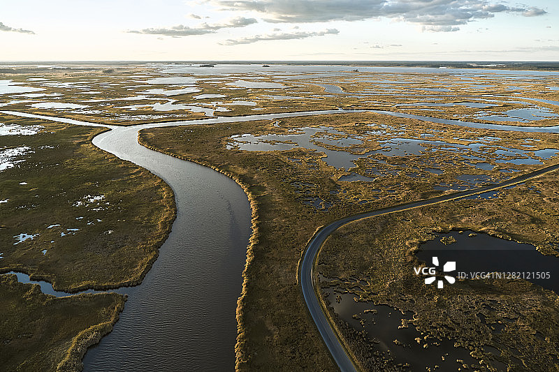 美国马里兰州黄昏时分黑水河沿岸沼泽的无人机视角图片素材