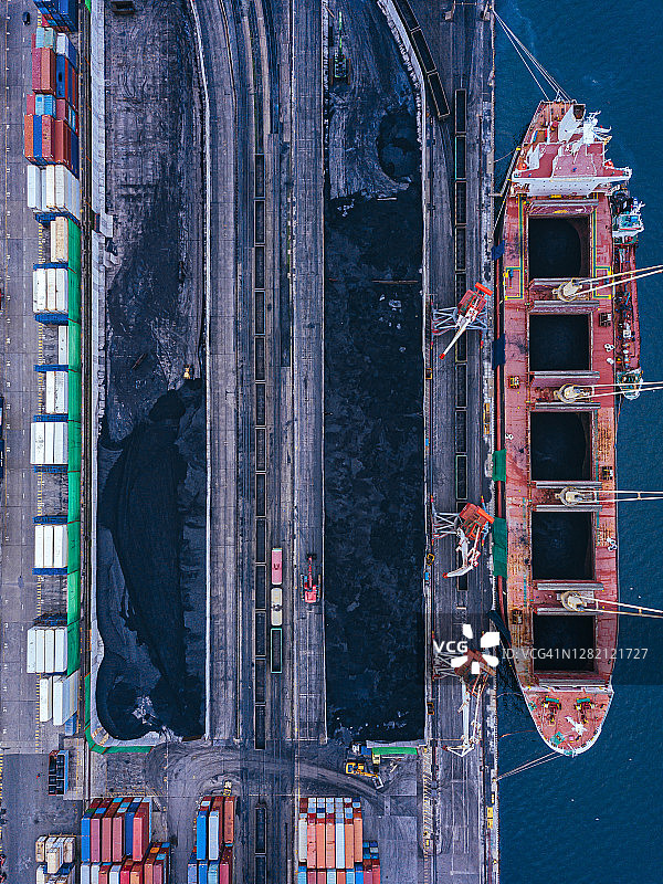 俄罗斯符拉迪沃斯托克煤炭装卸码头工业船只鸟瞰图片素材