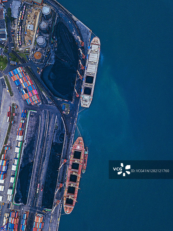 俄罗斯符拉迪沃斯托克煤炭装卸码头的工业船只鸟瞰图片素材