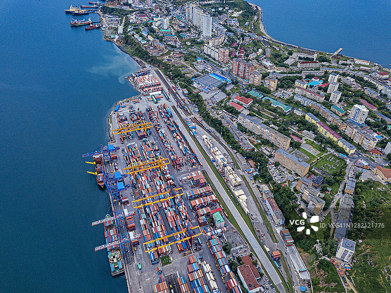 俄罗斯滨海边疆区符拉迪沃斯托克日本海沿岸商业码头鸟瞰图片素材