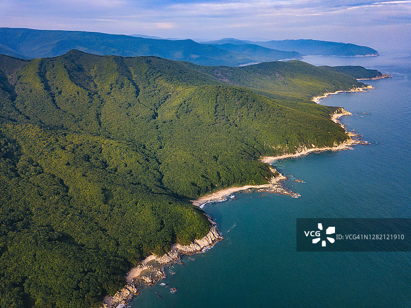 俄罗斯滨海边疆区纳霍德卡绿色沿海丘陵的航拍景色图片素材