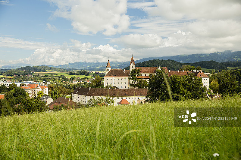 奥地利克恩顿州拉万塔尔的圣保罗：以圣保罗修道院为背景的春季草地图片素材