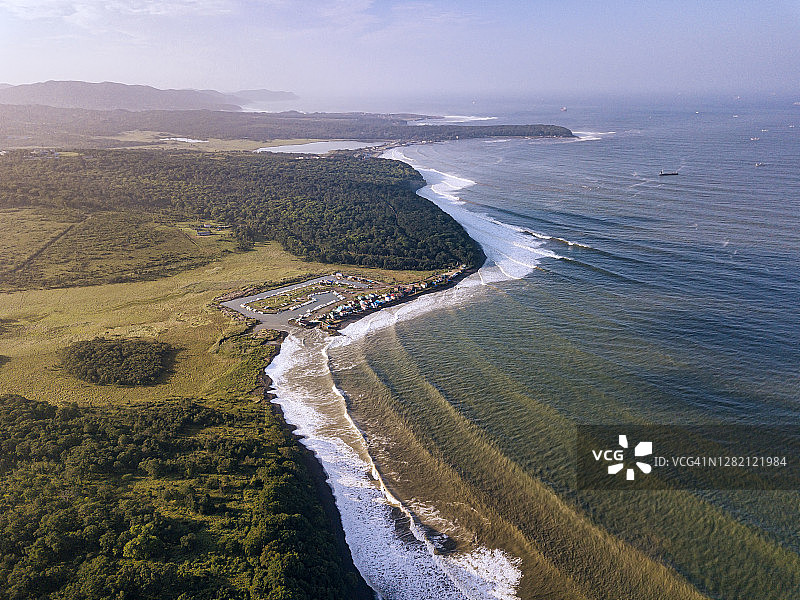 俄罗斯滨海边疆区纳霍德卡日本海海岸线鸟瞰图片素材