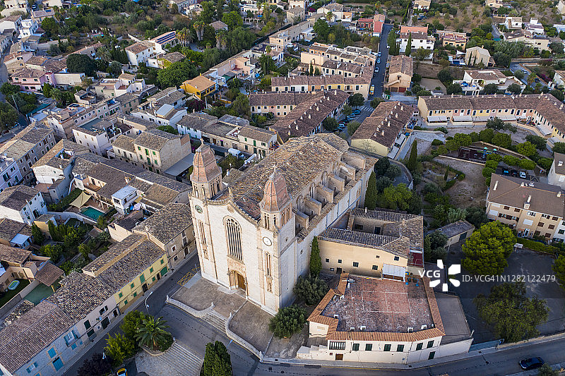 西班牙马略卡岛卡尔维亚圣若安包蒂斯塔教堂及周边建筑的直升机视角图片素材