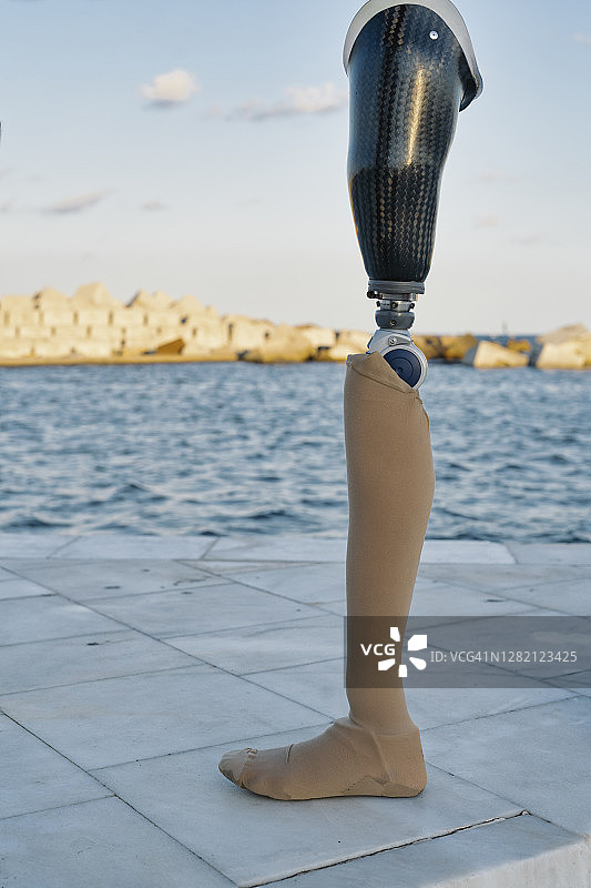 晴天时放在长廊上的假肢设备图片素材