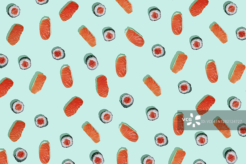 薄荷绿背景上的加州卷和三文鱼寿司图片素材