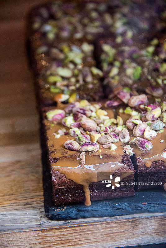 开心果焦糖酱巧克力布朗尼图片素材