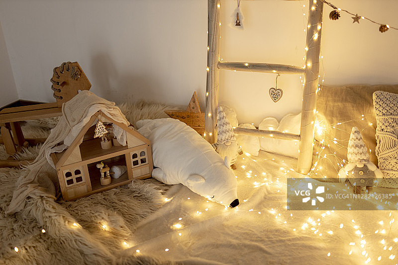 用小彩灯装饰的房间图片素材