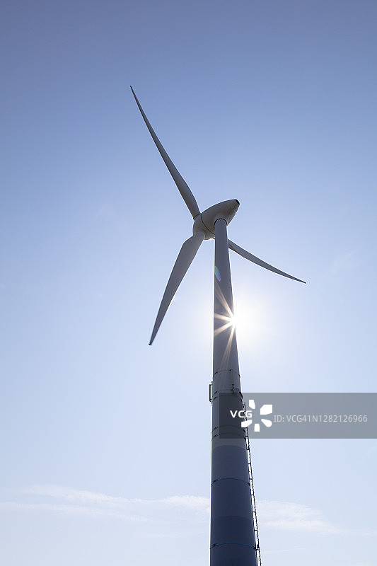 晴朗蓝天下高大的风力涡轮机图片素材
