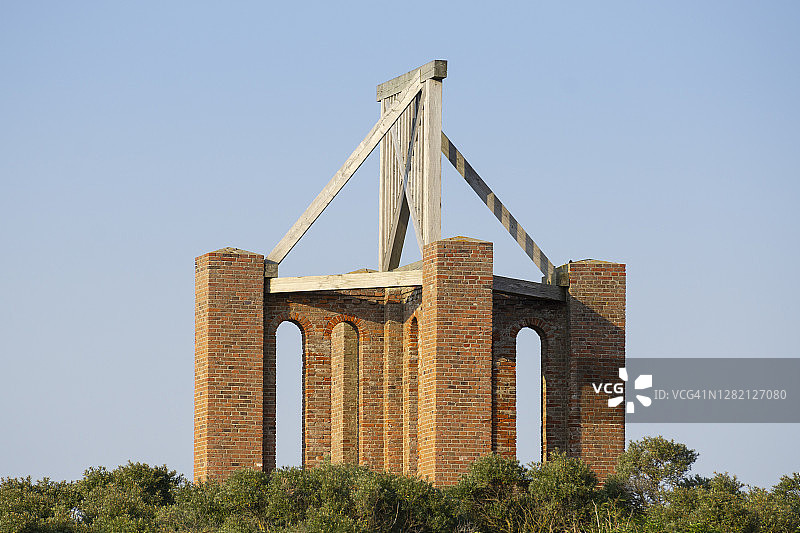 晴朗蓝天下历史悠久的Kleines Kaap图片素材