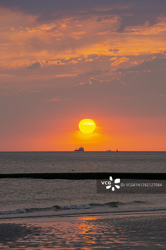 瓦登海日落橙色天空风光图片素材
