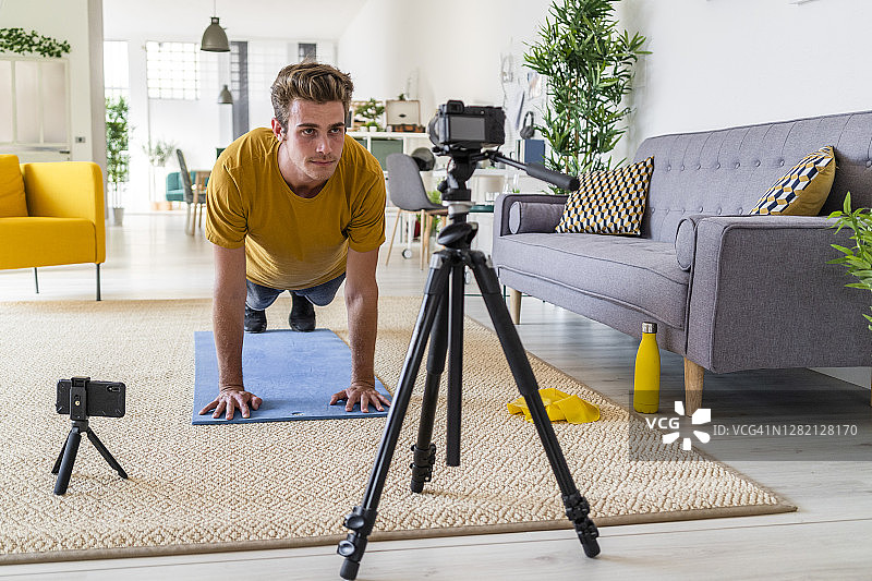 私人教练在家直播健身运动图片素材