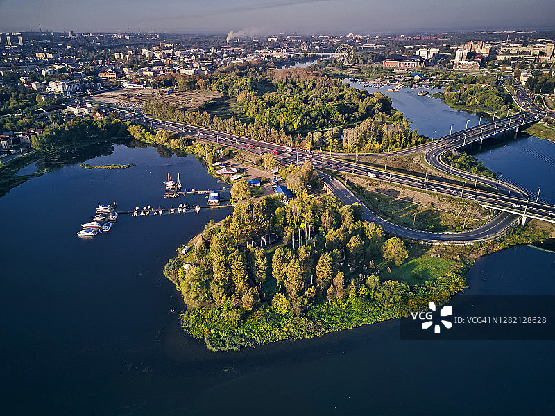 俄罗斯雅罗斯拉夫尔科托罗斯尔河大桥车辆航拍图片素材