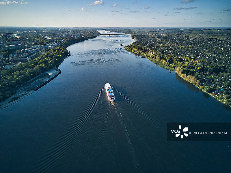 在伏尔加河上行驶的船只图片素材