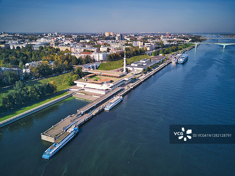 俄罗斯雅罗斯拉夫尔伏尔加河堤岸鸟瞰图片素材