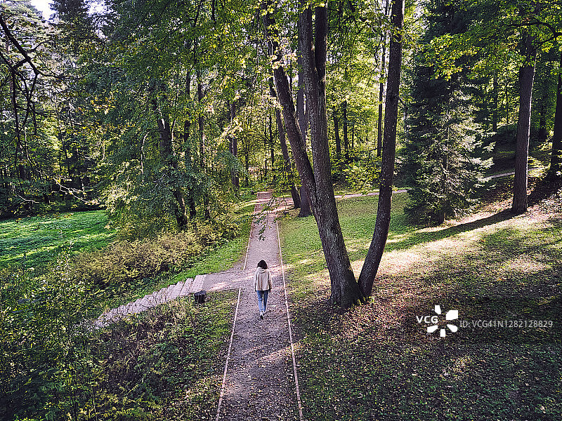在公园人行道上行走的女人图片素材