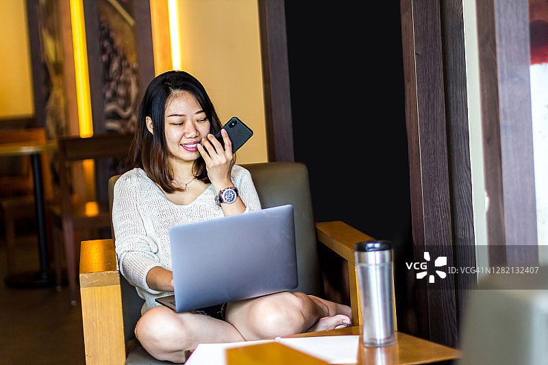 在角落里独自学习的年轻学生图片素材